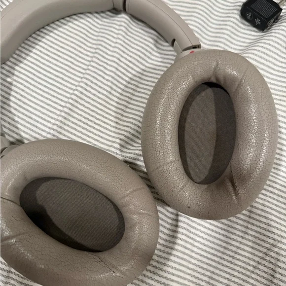 Sony WH1000XM4 in Silver - Picture 5 of 7